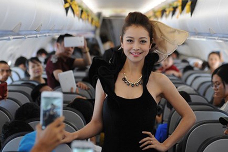 Jennifer Pham di catwalk tren may bay trinh dien thoi trang doc